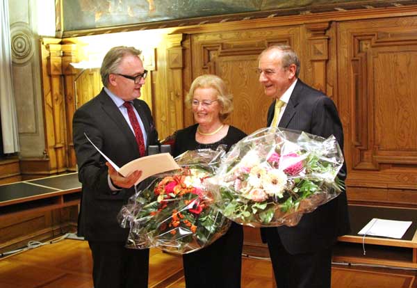 v.l.n.r. Stadtrat Stefan Roth, Helen Haas-Peter und Beat Fischer bei der Übergabe der Ehrenadel als Dank für ihren Einsatz zur Rettung der Museggmauer.