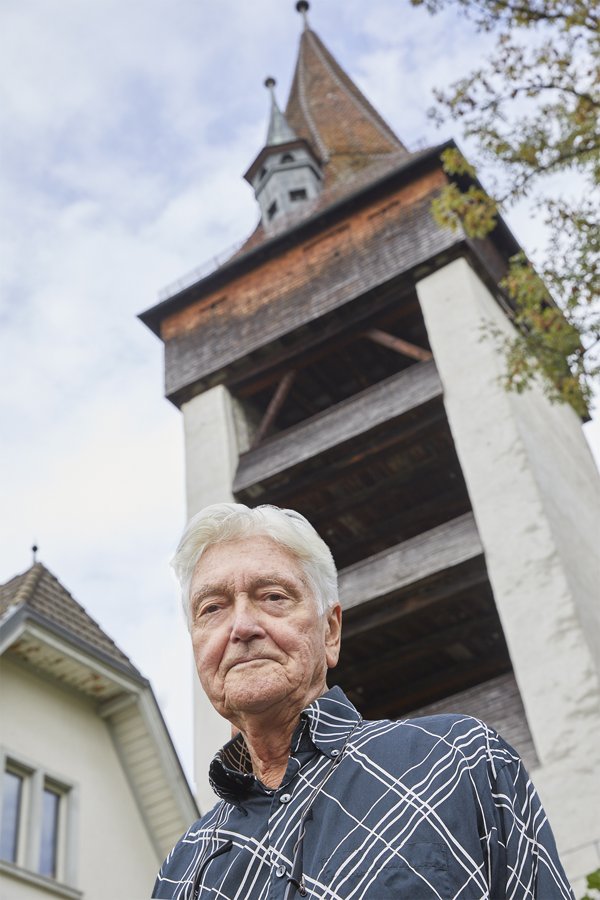 Ferdinand Spaeti in seinem Garten vor dem Luegislandturm «Auf Musegg 4».