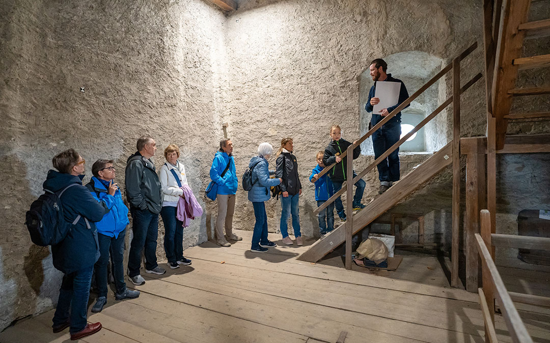 Tag der offenen Museggmauer 2024 -  Führung Wachtturm durch Christian auf der Maur, Kantonsarchäologe - Bild: Sandra Fischer